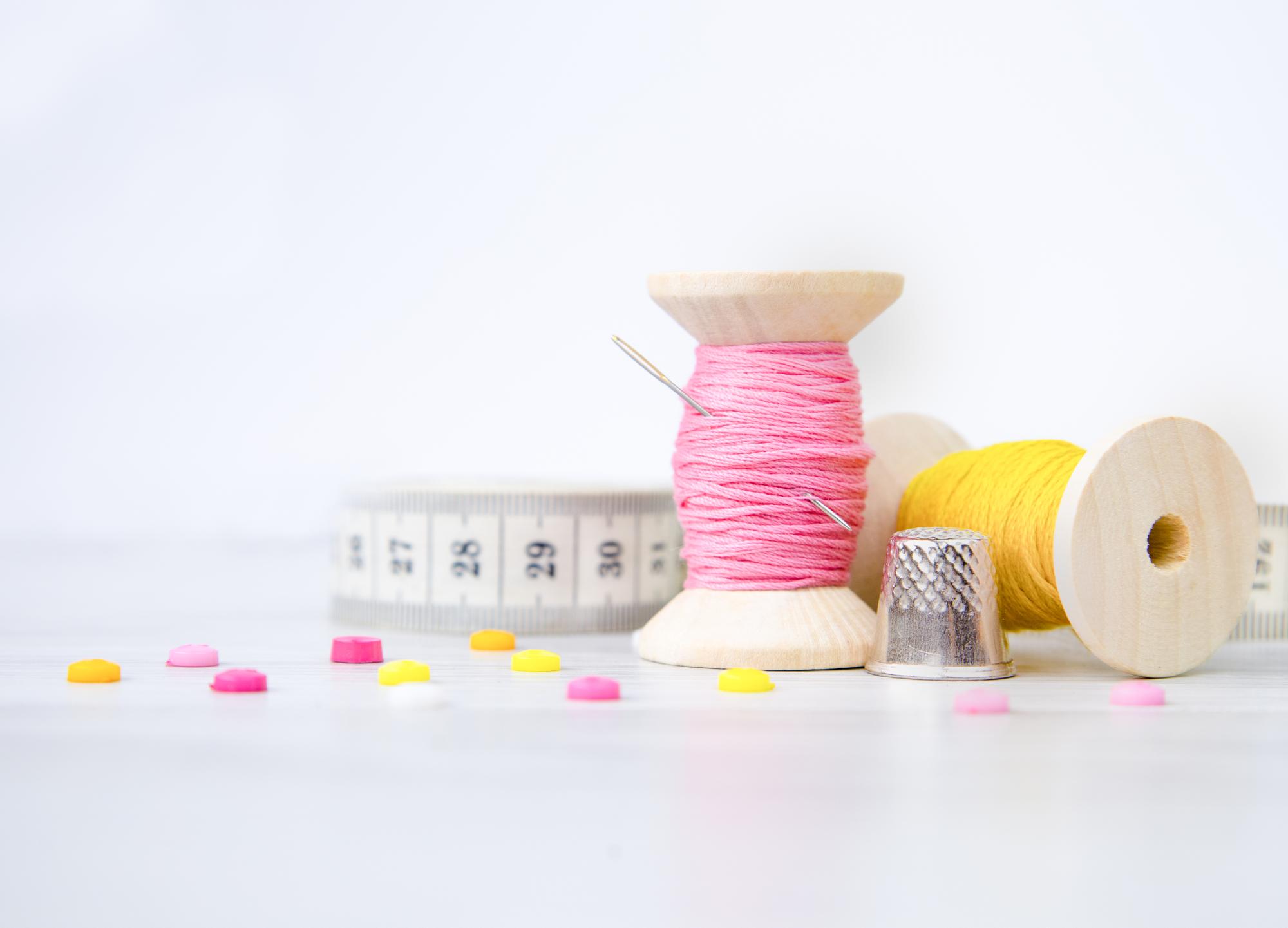 Laboratorio di ricamo con strumenti e filati